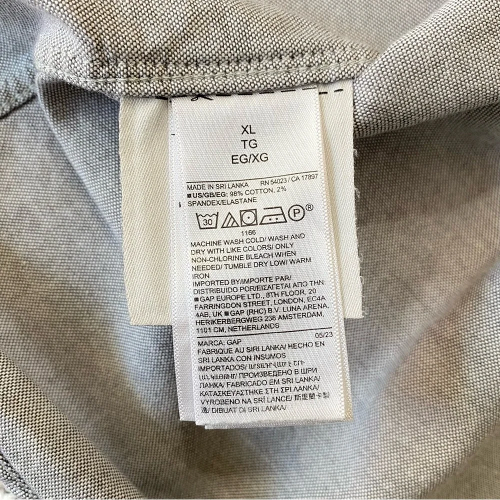 GAP Men's Light Gray Casual Button-Down Shirt